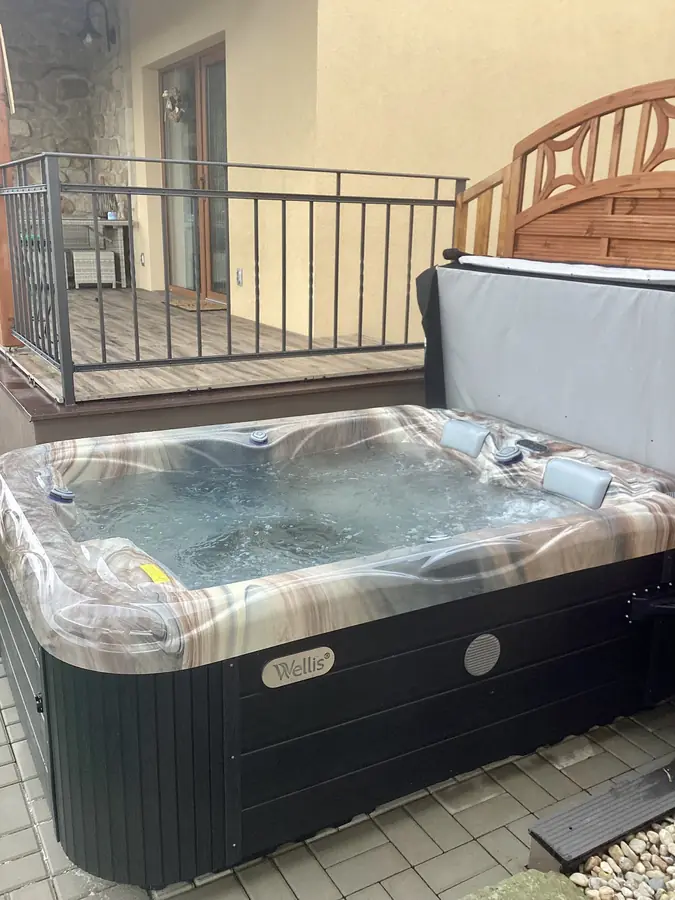 Venkovní vířivka u apartmánu