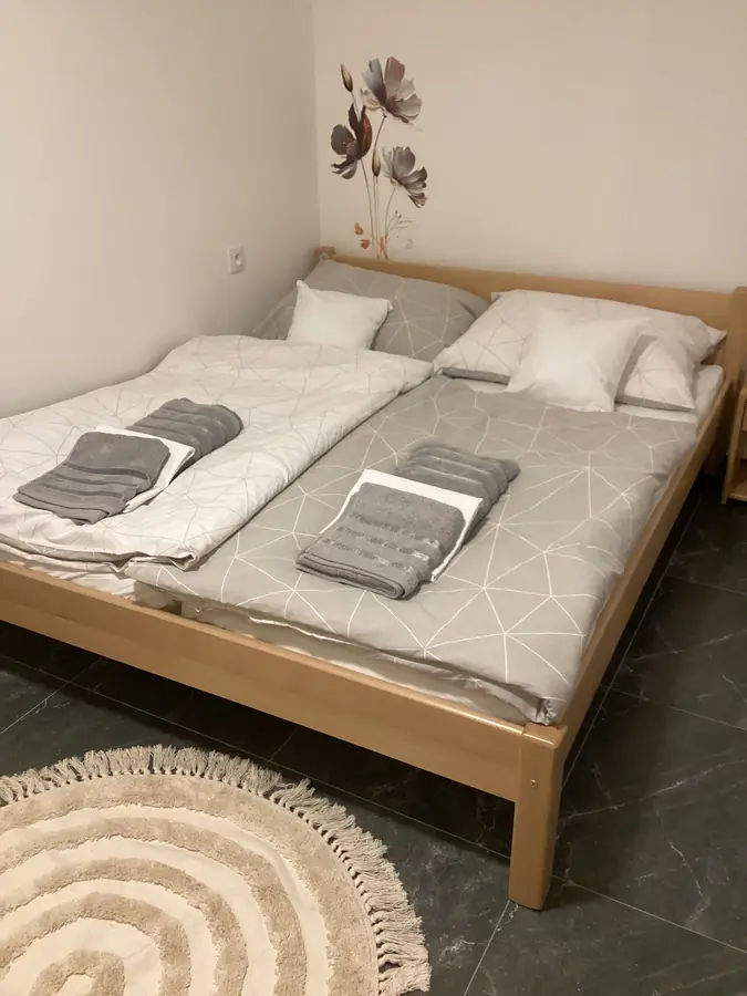 Ložnice s manželskou postelí