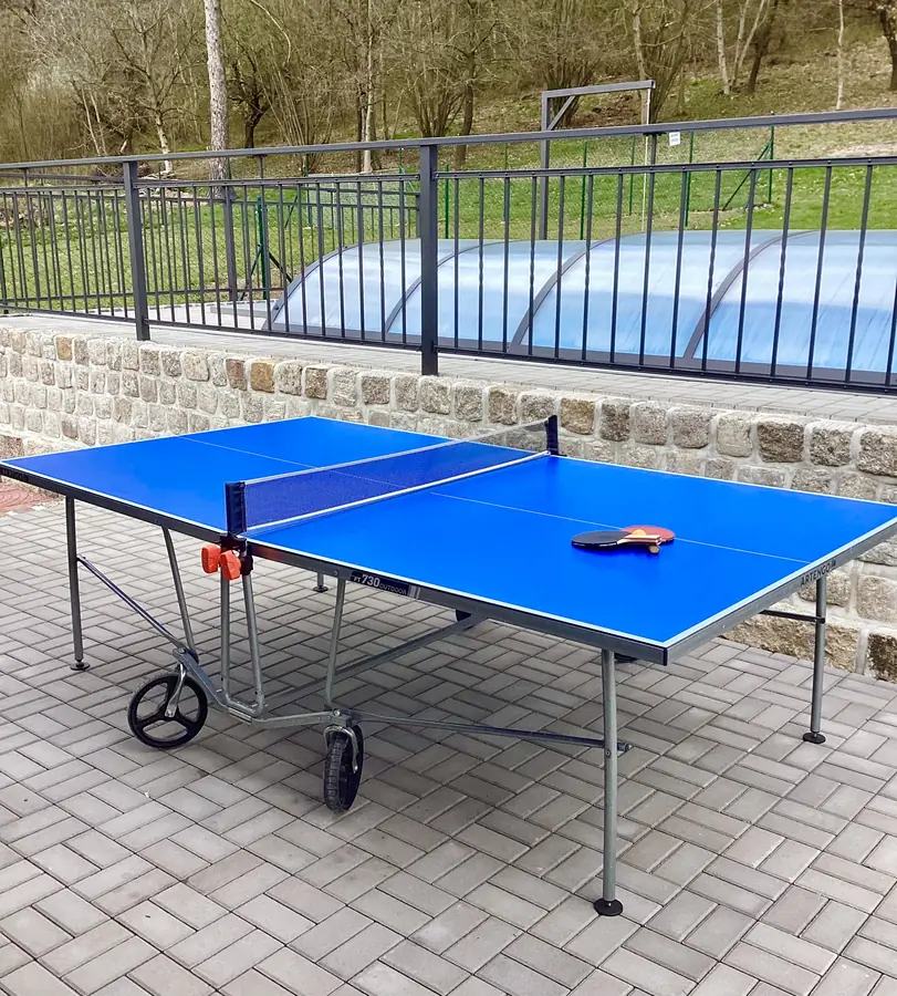 Stolní tenis u bazénu
